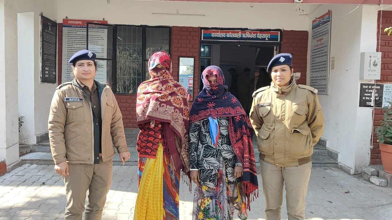 गैर इरादतन हत्या के आरोप में फरार दो महिला को  पुलिस ने पकड़ा 