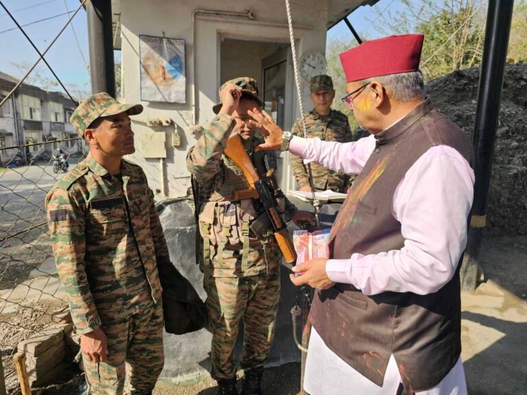 Holi:- सेना के जवानों को मिठाई खिलाकर होली मनाते सैनिक कल्याण मंत्री गणेश जोशी