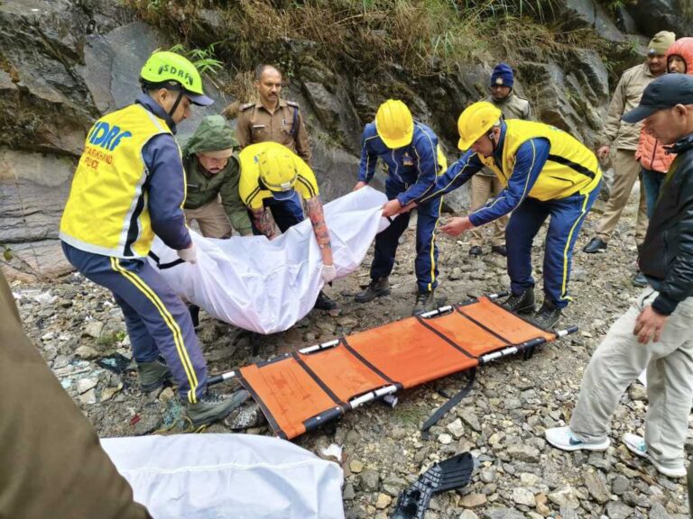 Accident :- पिथौरागढ़ के बंगापानी में इनोवा गाड़ी खाई में गिरी दो की मौत दो घायल 