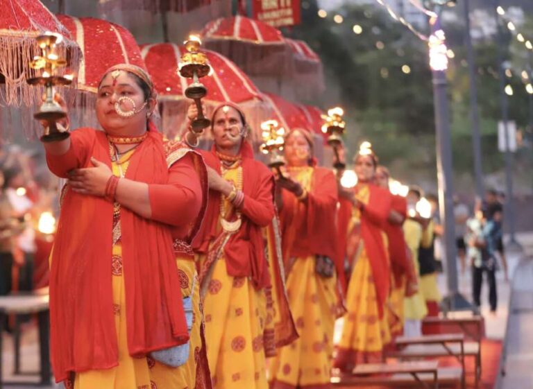 Homage :- आशा भोसले को पूर्णानंद घाट पर महिला गंगा आरती में दी गई श्रद्धांजलि