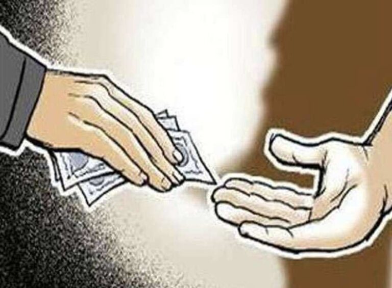 Red Handed:-आरोपी कांस्टेबल को शिकायतकर्ता से रिश्वत लेते रंगे हाथ ट्रैप टीम ने पकड़ा