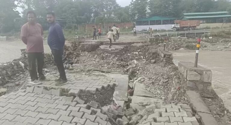Interrupted:- प्रेमनगर में बारिश का कहर: उत्तरांचल यूनिवर्सिटी के आगे नदी पर बनी अस्थायी सड़क बही, संपर्क फिर बाधित
